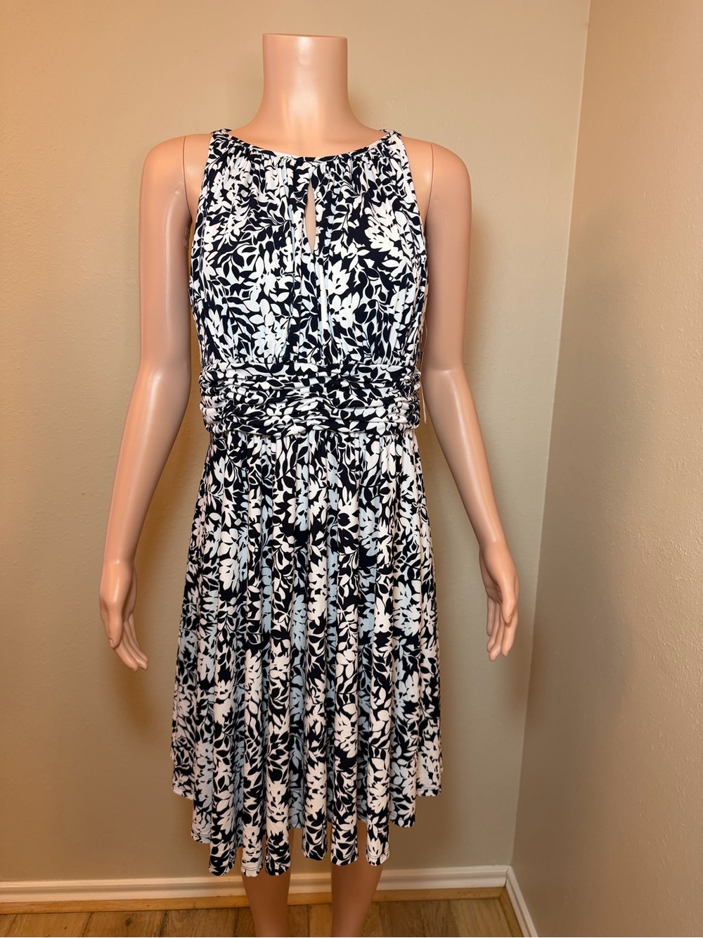 Jessica Howard Black & White Floral Keyhole Midi Dress